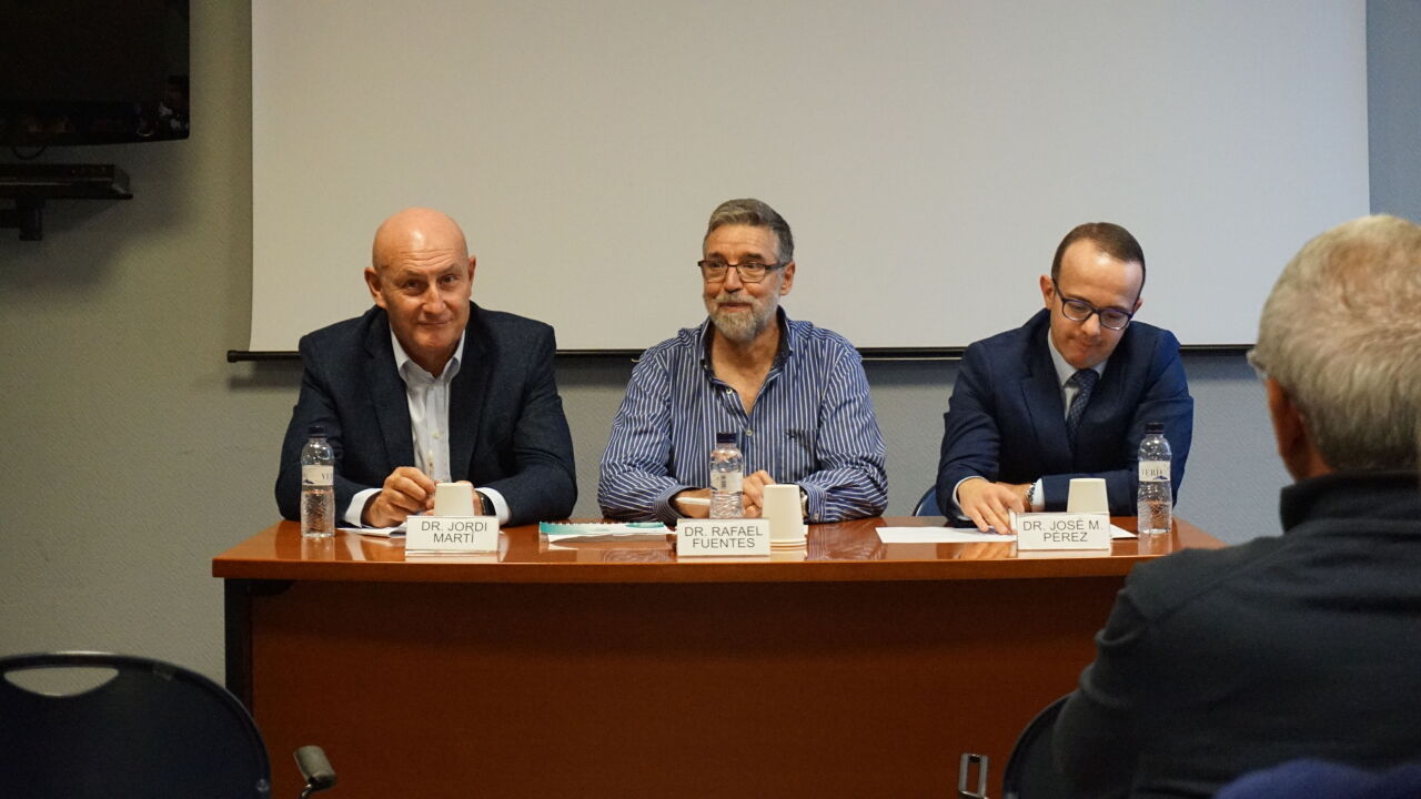 D'esquerra a dreta: Dr. Jordi Martí, director general de l'IOB Institute of Oncology; Dr. Rafael Fuentes, oncòleg i responsable de la Unitat d'Oncologia de la Clínica Bofill i el Dr. José Manuel Pérez, director mèdic i coordinador de la Unitat d'Assajos Clínics de l'IOB Barcelona.