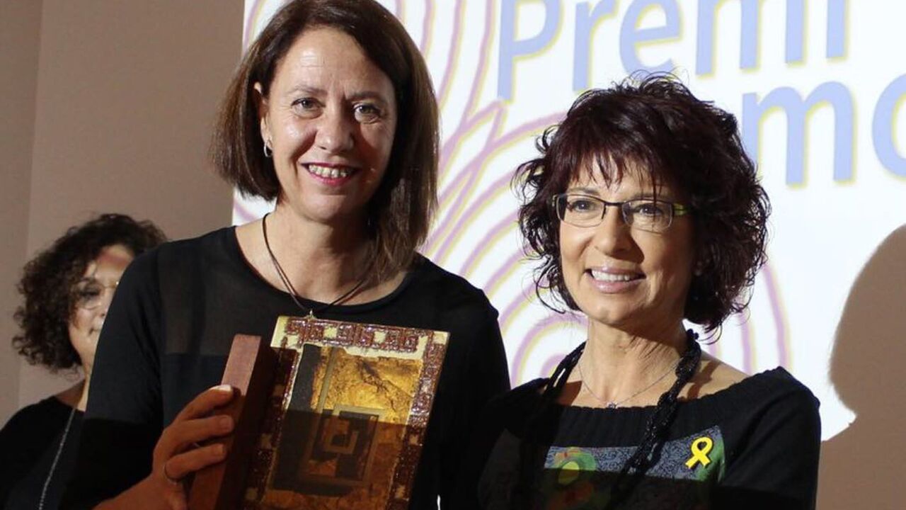 L’Alcaldessa de Girona, Marta Madrenas, entrega a la Dra. Adroher el premi Molla d’Or 2018