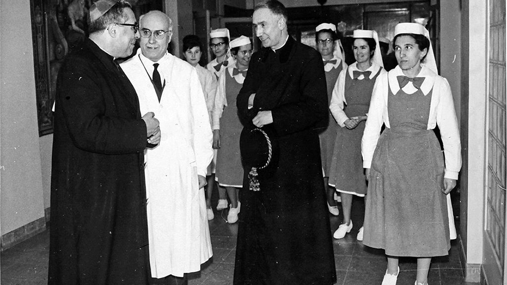 Visita del Obispo Narcís Jubeny en la Clínica Bofill Girona 1964