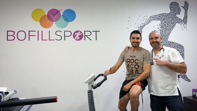 Oriol Vidal i  Dr. Castillo realitzant la reivisó mèdica esportiva